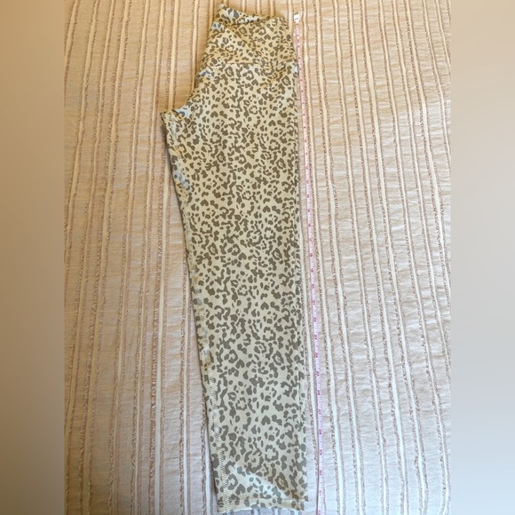 Crossover cheeta print leggings - Picture 3 of 10